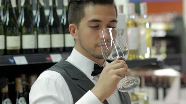 Confident and experienced sommelier — Stock Video