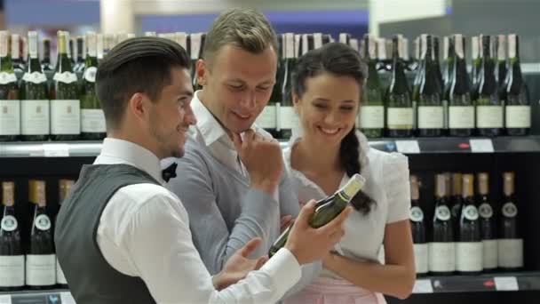 Säljare erbjuder goda vinflaskor — Stockvideo