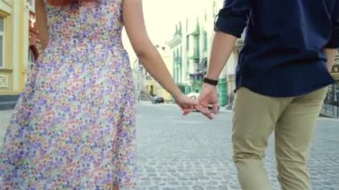 Çift el ele şehirde geziniyor