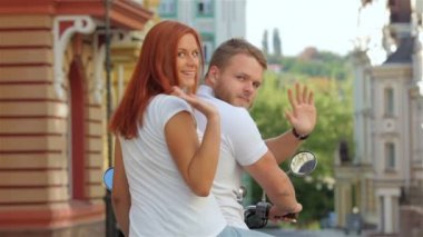 Arka görünümü çift üzerinde motosiklet sürme