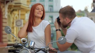 Çift bir scooter üzerinde fotoğrafı