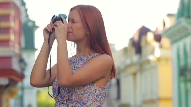 Красивая девушка-фотограф с винтажной ретро-камерой . — стоковое видео