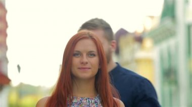 Sakallı adam kız arkadaşı karşılar