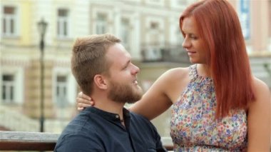 Kız adamın kucağına oturuyor