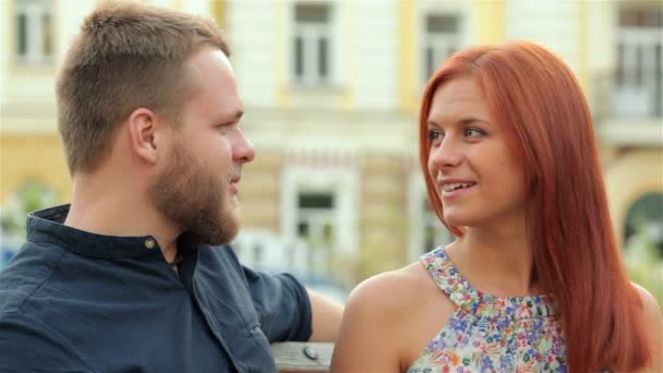 Couple amoureux assis sur le banc — Video