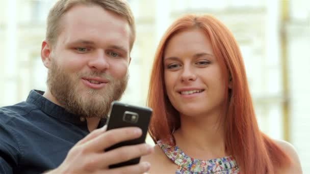 Pareja tomando fotos de sí mismos — Vídeo de stock