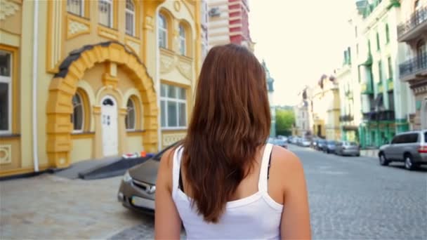 Atractiva mujer caminando en una hermosa ciudad — Vídeos de Stock