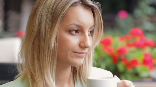 カフェでコーヒーを飲みながらビジネス女性 — ストック動画