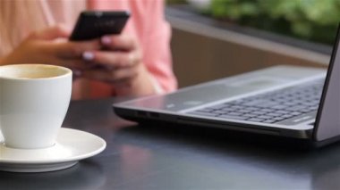 Cep telefonu kafede kullanan kız