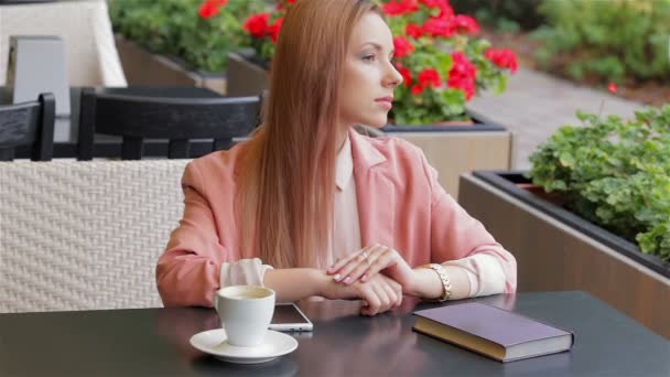 Mujer bonita sentada en el restaurante — Vídeo de stock