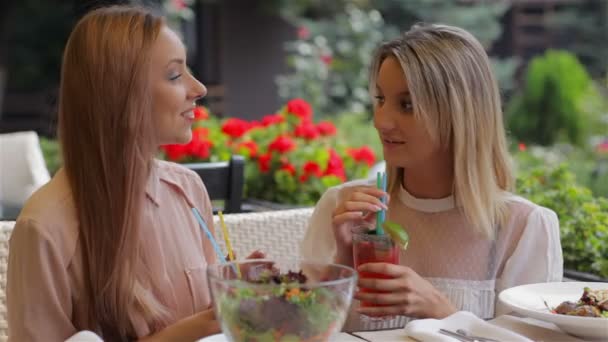 Vriendin in een café drinken een cocktail — Stockvideo