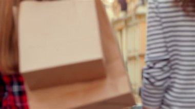 Kağıt çanta çekici genç kadın