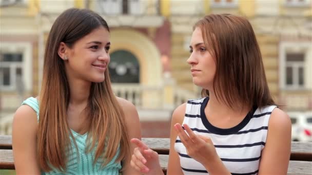 Deux femmes se reposent sur un banc après avoir fait du shopping — Video