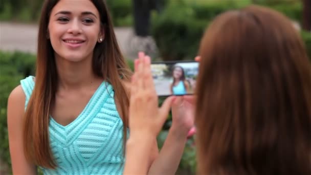 Due belle ragazze fanno foto selfie — Video Stock