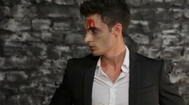 Seksi erkek vampir poz