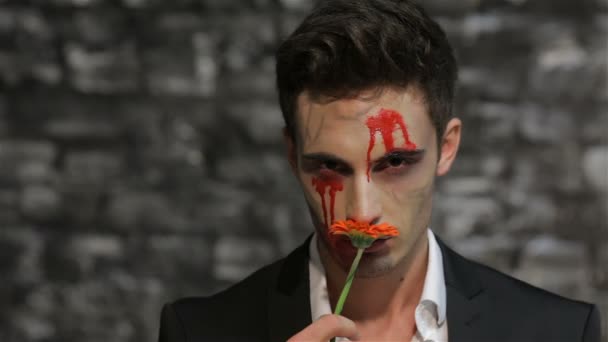 Mannelijke vampier ruikende een bloem — Stockvideo