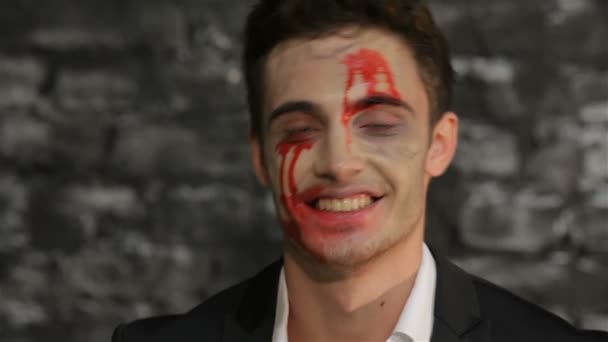 Мужчина-вампир дает тебе визитку — стоковое видео