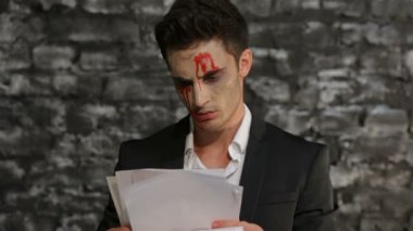 Vampir öfke içinde kağıt okur ve gözyaşları