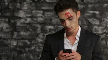 Erkek vampir akıllı telefon kullanıyor