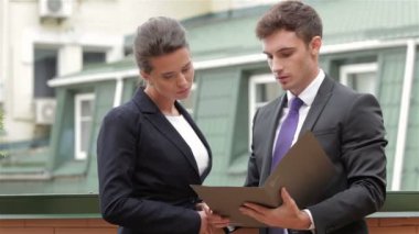 Belgeleri değerlendirmek için buluştular.