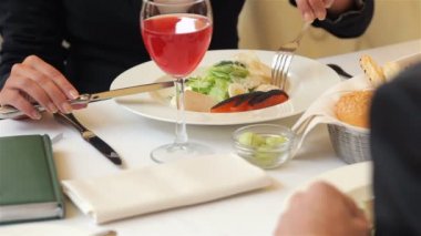 Salata ve meyve suyu ile iş öğle yemeği