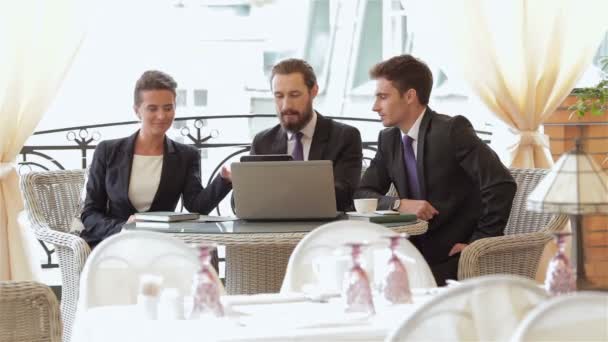Uma mulher e dois homens num almoço de negócios — Vídeo de Stock