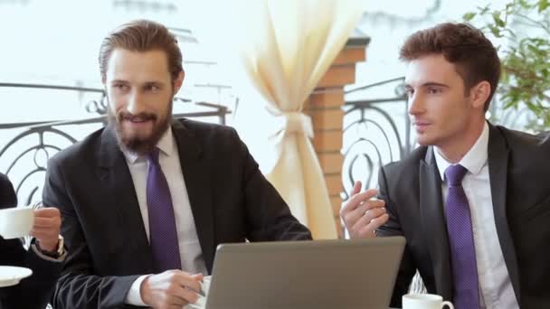 Zwei Geschäftsleute treffen sich zum Mittagessen — Stockvideo