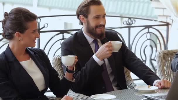 Zakenmensen genieten van lunch maaltijd — Stockvideo