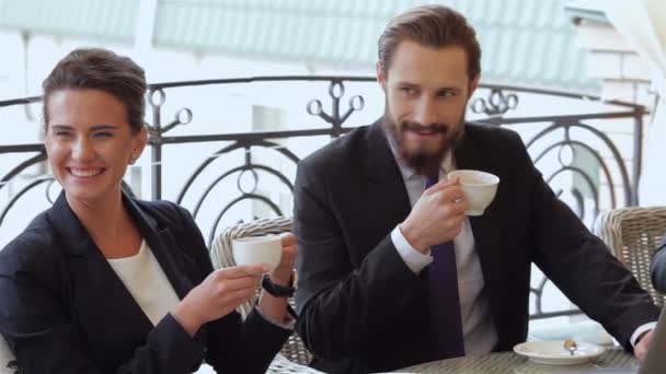 コーヒーブレイク中におしゃべりするカップル — ストック動画