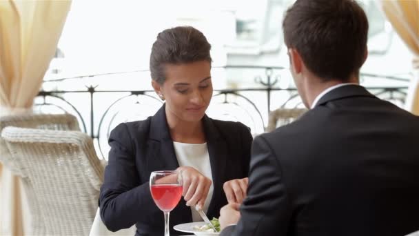 Almuerzo con un socio comercial — Vídeo de stock