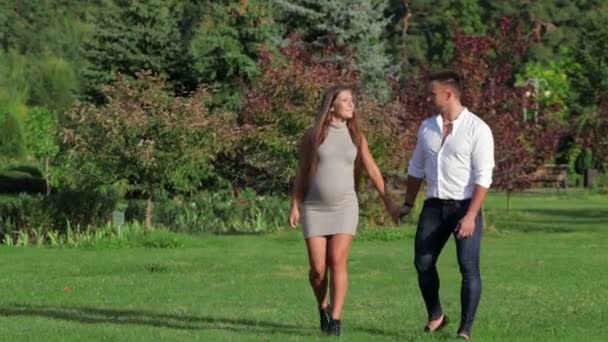 Vrouw en haar man in het park — Stockvideo