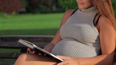 Yakın beklentianne okuyor