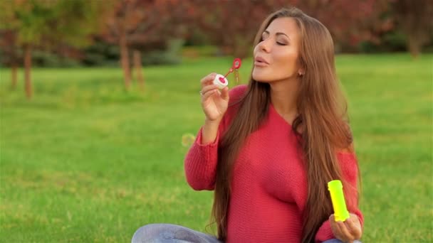 Жінка дме мильні бульбашки — стокове відео