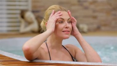 genç kadın suda rahatlatıcı