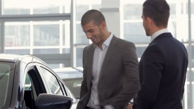 Araç Bayi gösteren yeni bir araba