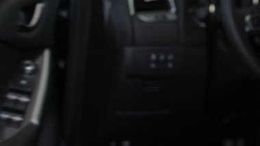 Yeni arabasını açma