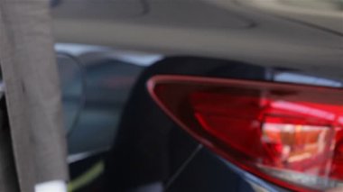 Yeni araba anahtarı giving satıcısı