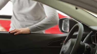 İç içine bakan bir adam