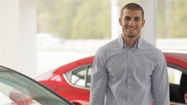 araba anahtarı olan adam