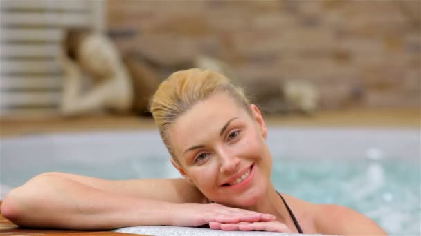 Chica sonriendo feliz en la cámara durante la relajación — Vídeos de Stock