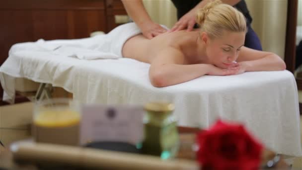 Woman receiving back massage at salon spa — ストック動画