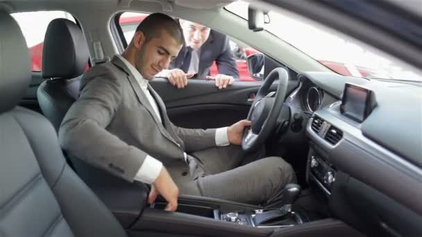 Człowiek w samochodowym kupując auto — Wideo stockowe