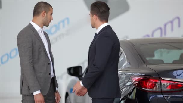 Skakar hand medan Köp ny bil — Stockvideo