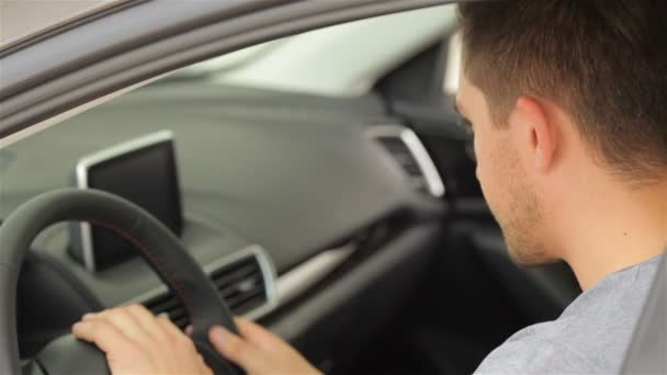 Retrato de un tipo conduciendo su coche — Vídeo de stock