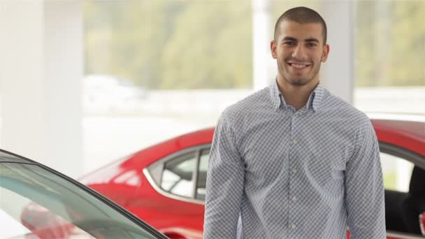 Homem com chave do carro fora — Vídeo de Stock