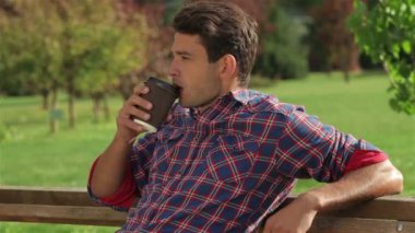 Kahve ile Park Bankta Erkek