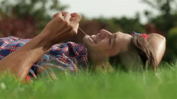 Yeşil çimenler üzerinde yakışıklı erkek öğrenci — Stok video