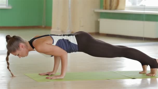 Beauty practicing gymnastic yoga — Stock Video
