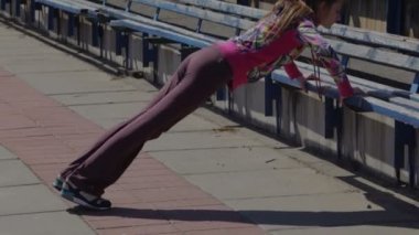 Genç bir kız stadyuma itilir