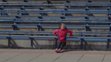 cimnastik egzersiz yaparak genç kız